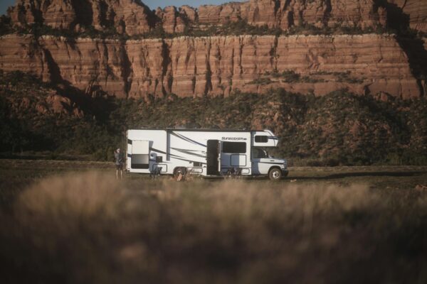 Camper steht zwischen Canyons